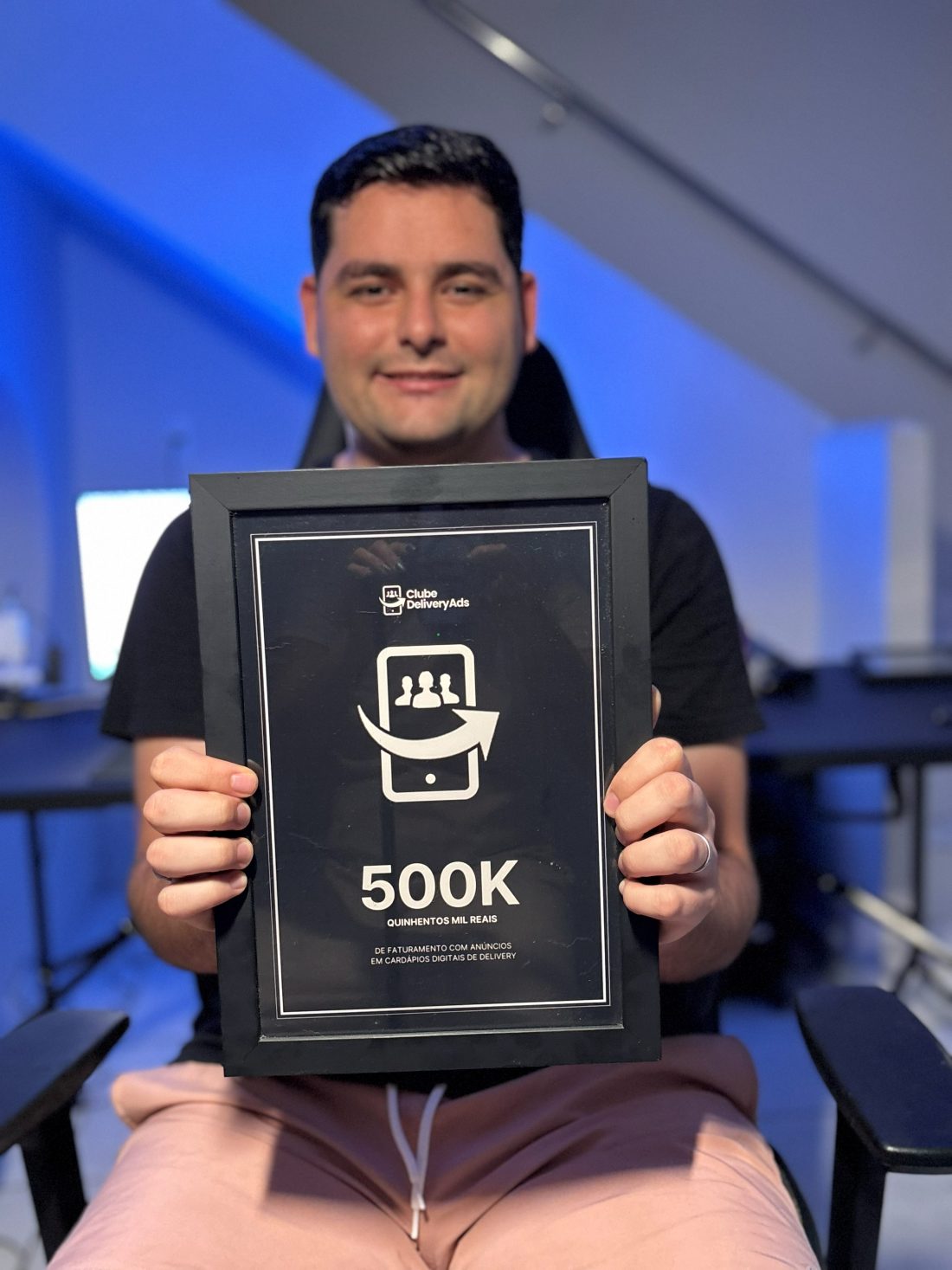 Guilherme Kemerich exibindo a placa de R$500 mil do Clube DeliveryAds